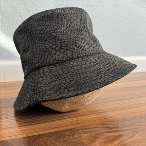 Bucket hat with reflective trippy pattern